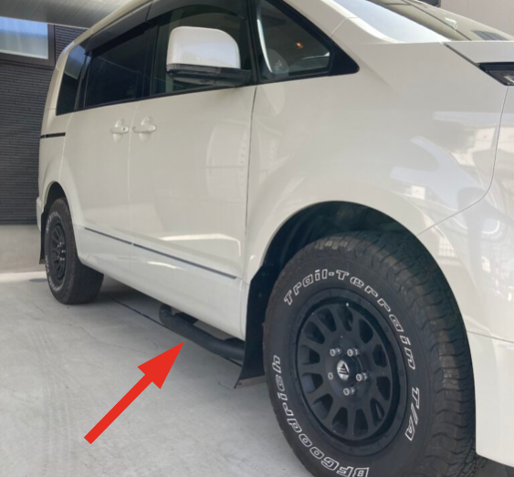 後部座席のサイドステップが必要な理由を示すデリカD5の画像