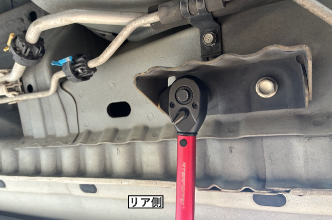 14mmソケットでデリカD5のリア側純正ボルトを取り外している様子