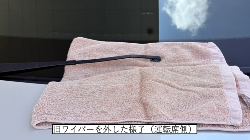 ロックを押しながらブレードをスライドさせて取り外す様子