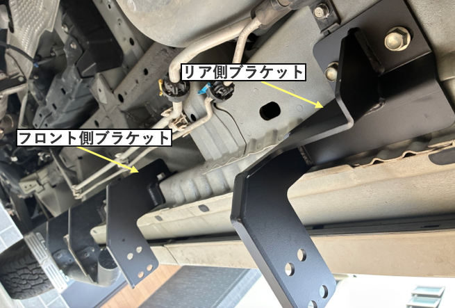 MADLYSのブラケットをデリカD5車体に取り付けている様子