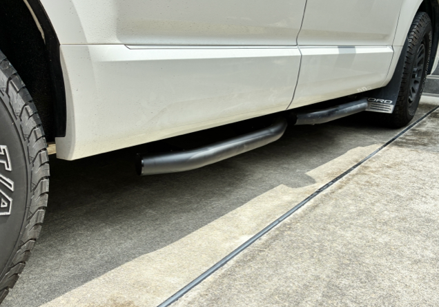デリカD5にサイドステップバーを装着した様子