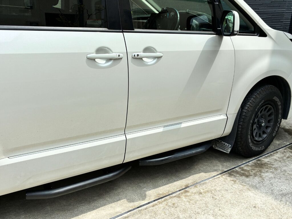 装着したサイドステップバーの高さを確認している様子