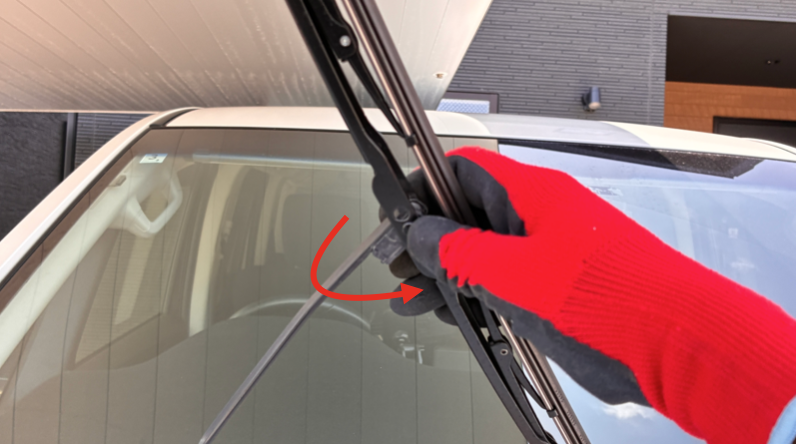 ワイパーアームをフロントガラスから立てた状態