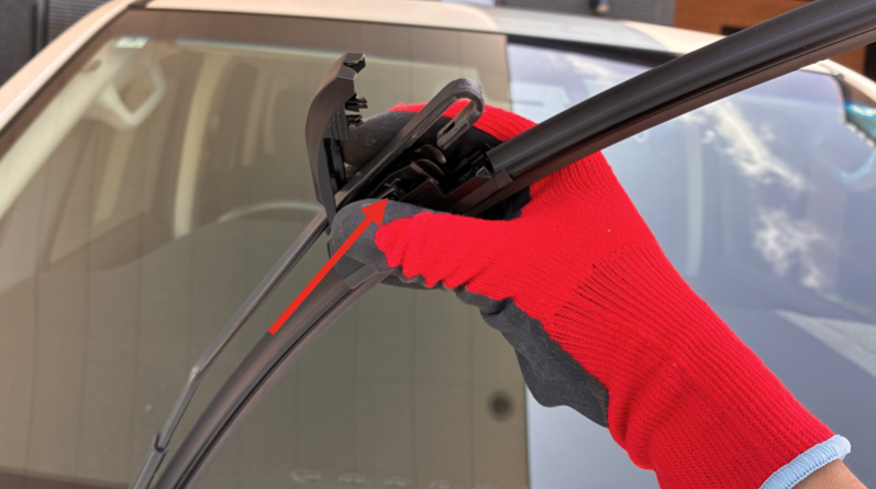 BOSCHエアロツインのパッケージ底面に記載された取付手順