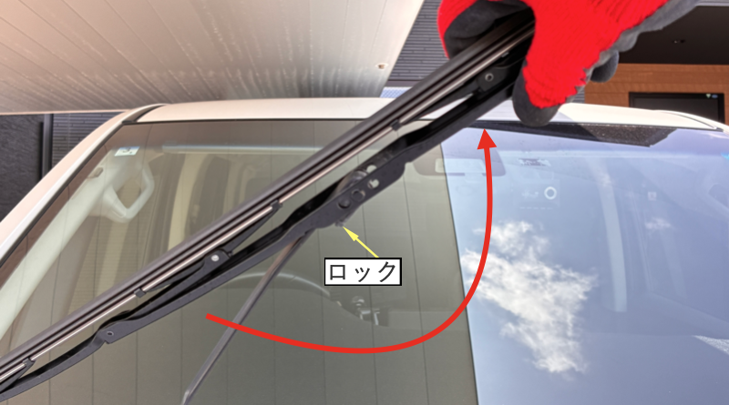 デリカD5のワイパーアームをガラスから垂直に立てた様子