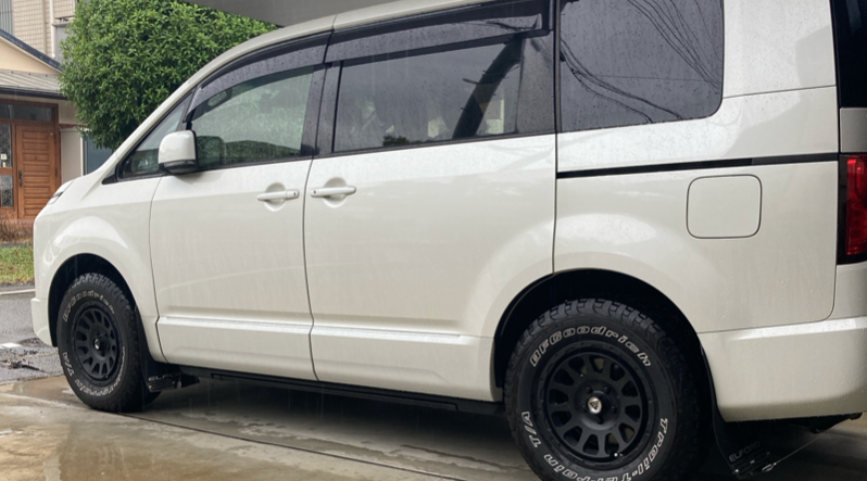 大雨の日のデリカD5の様子