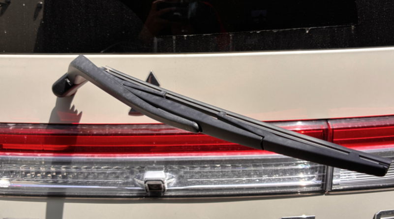 デリカD5のリアワイパーをガラスから垂直に立てた様子