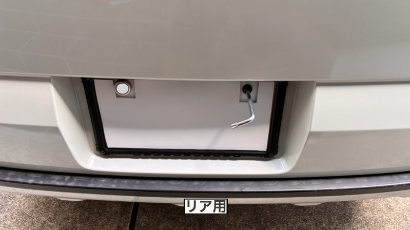 リアにナンバーフレームを装着してボルト固定する様子