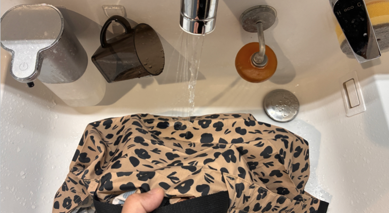 シュパットMに水をかけて撥水性を検証する様子