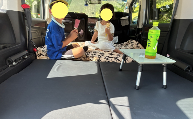 デリカD5の車内で飲食する子供たちの様子
