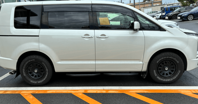スーパーの駐車場でのデリカD5外観