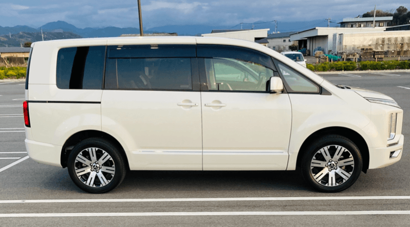 我が家の納車直後の令和2年式（後期）のデリカD5の外観