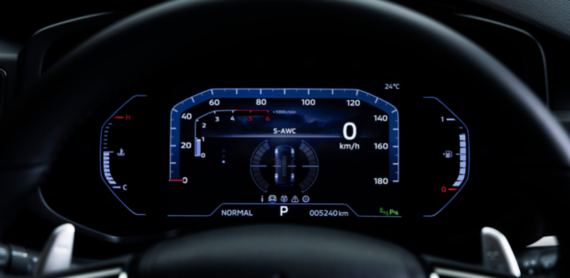 新型デリカD5の8インチ液晶メーター（出典：三菱自動車公式サイト）
