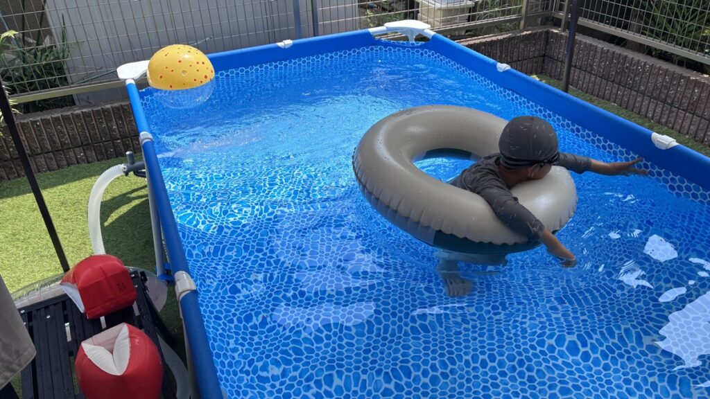 浮き輪でプール遊びを楽しむ子ども