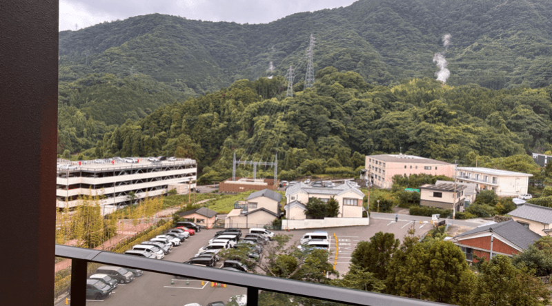 宙館の部屋のベランダから見える山の景色