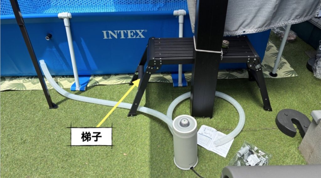 プールへの入水に使う梯子と循環ポンプの設置状況