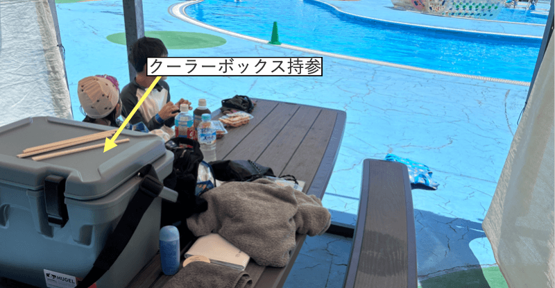 有料ファミリーテントに持ち込んだクーラーボックス