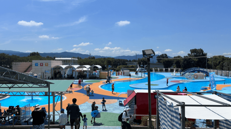 エミナースプールの全景（流れるプールとこどもプール）