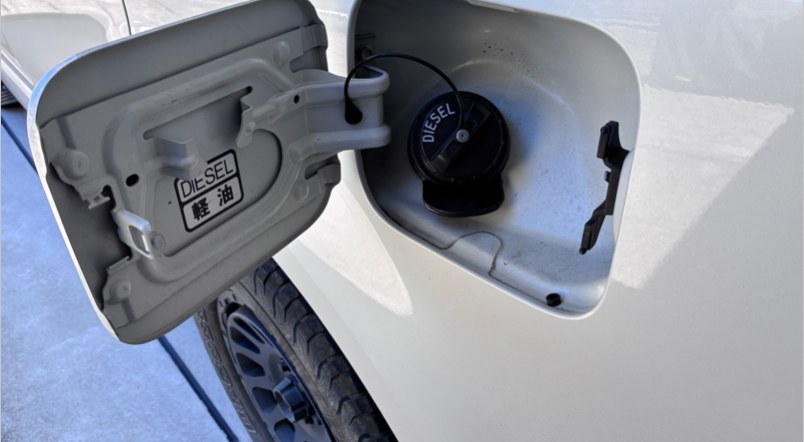 デリカD5の給油口|DIESEL・軽油の表示