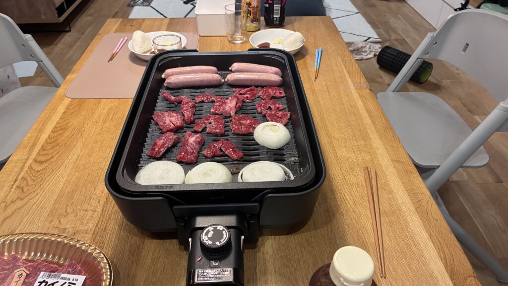 象印EA-HA30の穴あき焼肉プレートに肉と玉ねぎを並べたところ