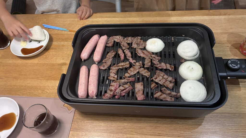 象印EA-HA30で焼き上がった焼肉と玉ねぎ