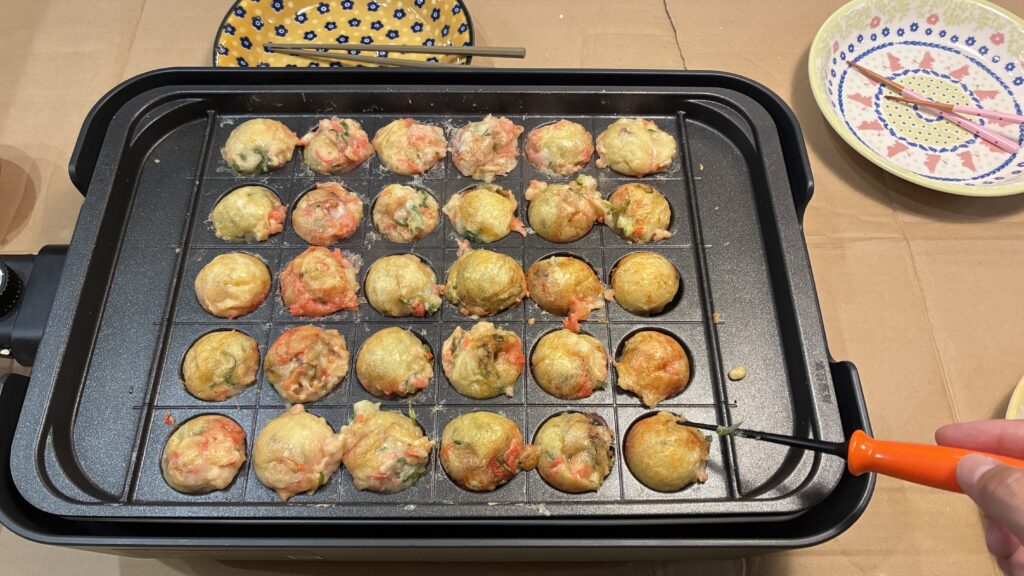 象印EA-HA30のたこ焼きプレートで30個を焼いているところ