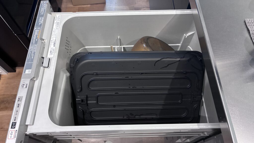 象印EA-HA30のプレートを食洗機に入れて乾燥させているところ