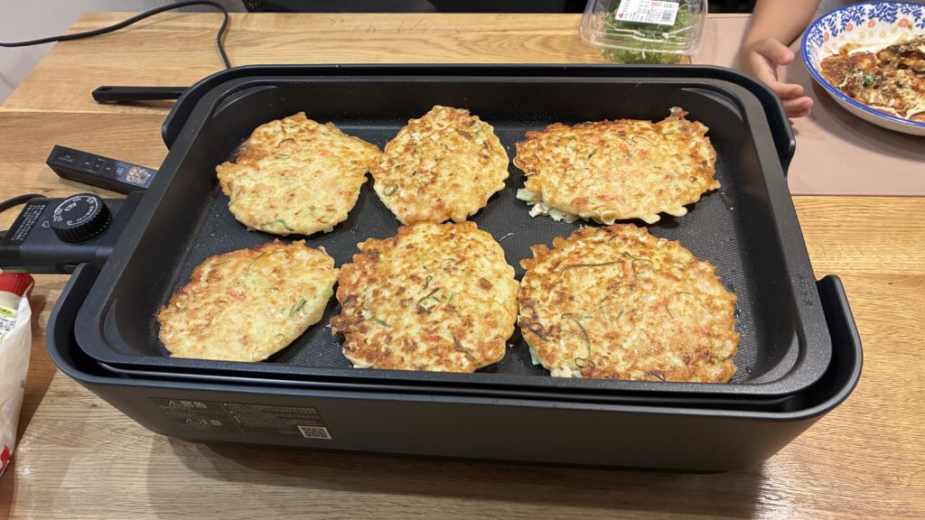 象印EA-HA30の平面プレートでお好み焼きを焼いているところ