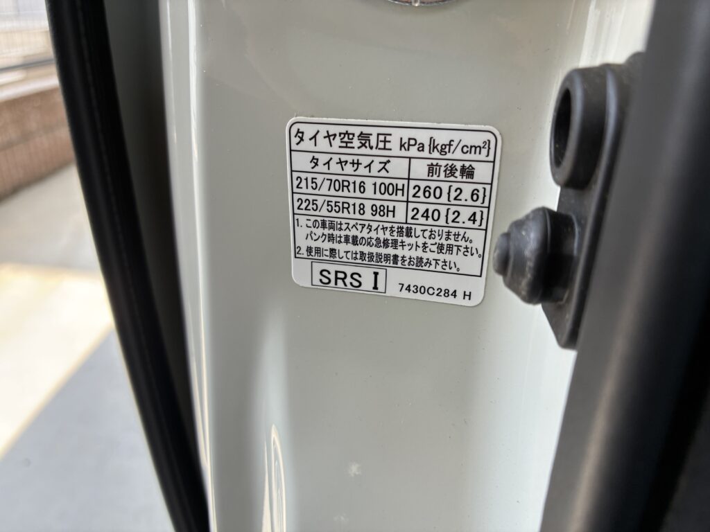 デリカD5の運転席ドア内側にあるタイヤ空気圧ラベル