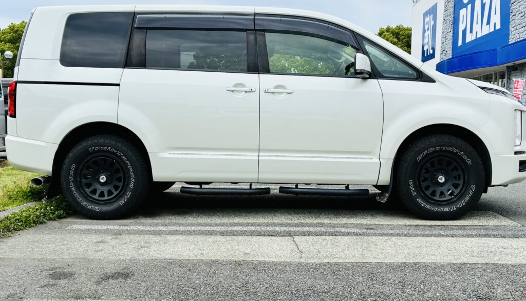 駐車場に停めたわが家のデリカD5を真横から見た外観