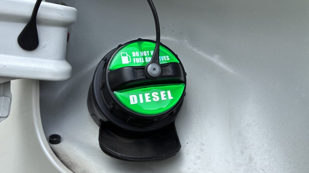 デリカD5の給油キャップに緑のDIESELとDO NOT USE FUEL ADDITIVESのエンブレムを貼った完成状態