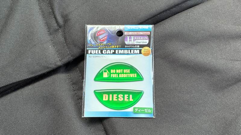 HASEPROのホログラム フューエルキャップエンブレム、緑のDIESELとDO NOT USE FUEL ADDITIVESの2枚入り